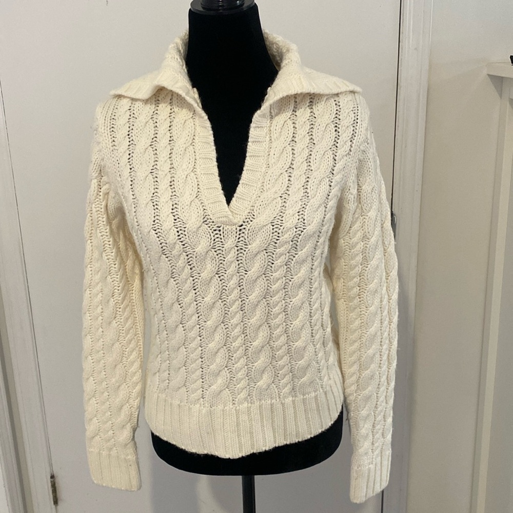 Creme/Ivory Cable-Knit  long sleeved V-Neck sweater Size Medium